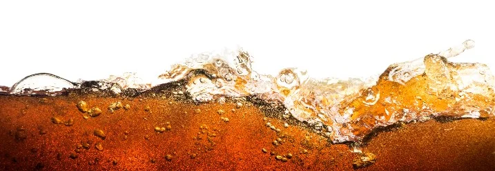 Braune Flüssigkeit mit Blasen